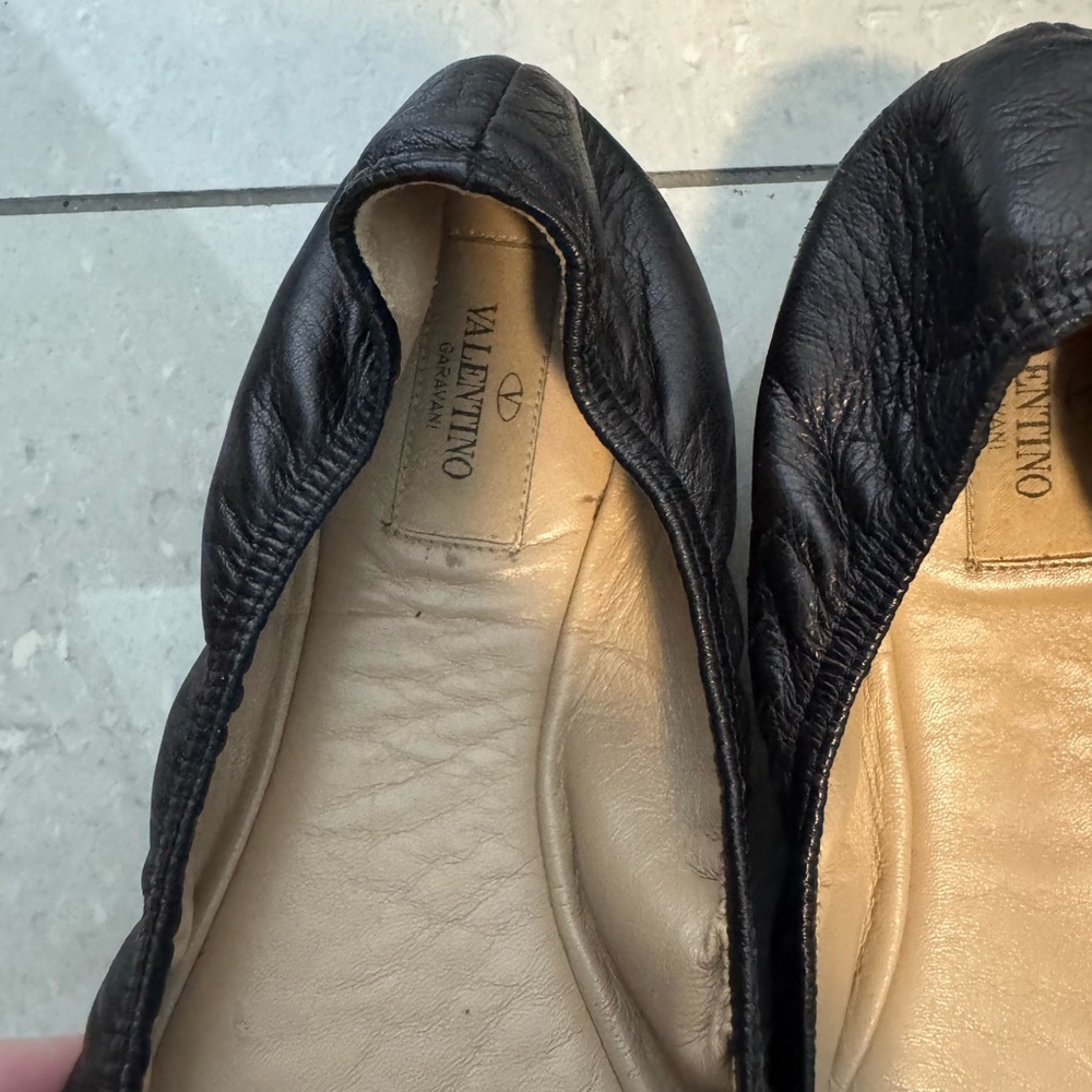 Valentino Garavani Black Leather Rosette Stud Ballet Flats - Picture 4 of 7